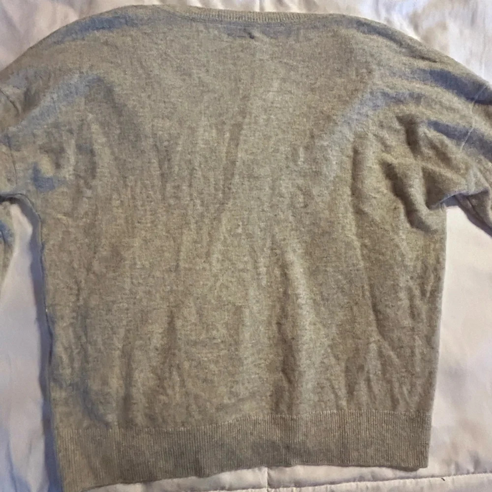 Abercrombie & Fitch Cashmere Gray V-Neck Sweater Retail $160 Size Medium - Picture 5 of 6